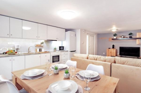 Central Varkiza apartment close to the beach!